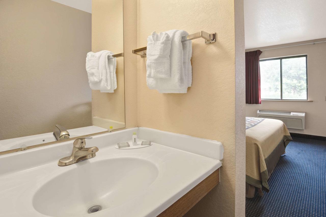 Super 8 By Wyndham Albuquerque West/Coors Blvd Hotell Exteriör bild